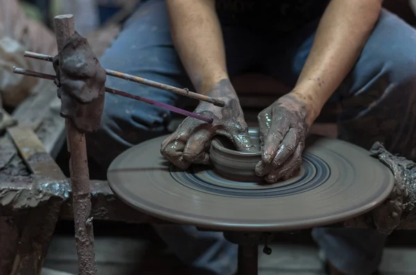 Поттер створює глиняну банку — стокове фото