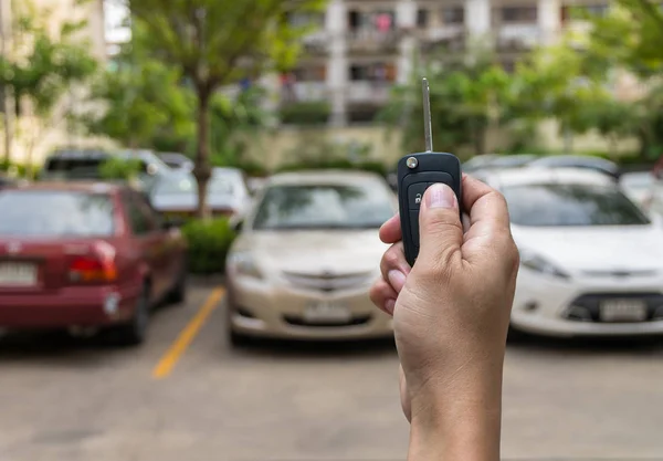 Hand holding keys — Stock Photo, Image