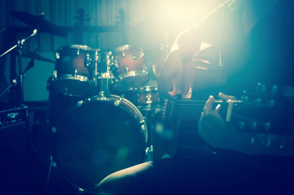 Músico tocando la guitarra — Foto de Stock