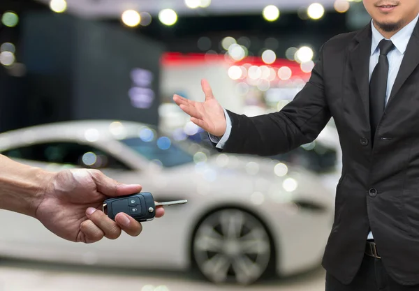 Mão macho segurando chave do carro — Fotografia de Stock