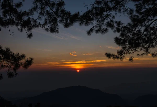 Vacker soluppgång över bergslandskap — Stockfoto