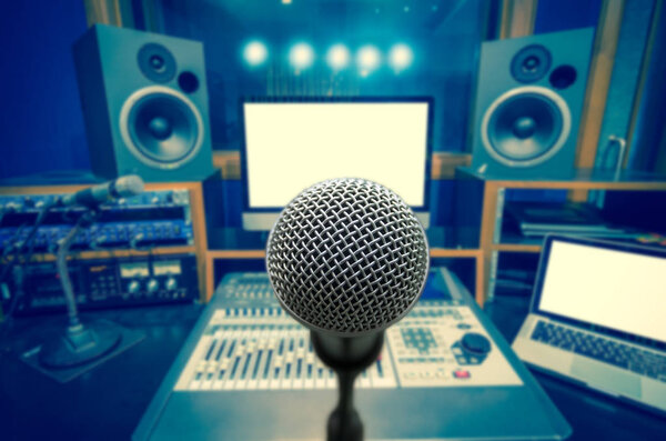 Микрофон над музыкальной студией
