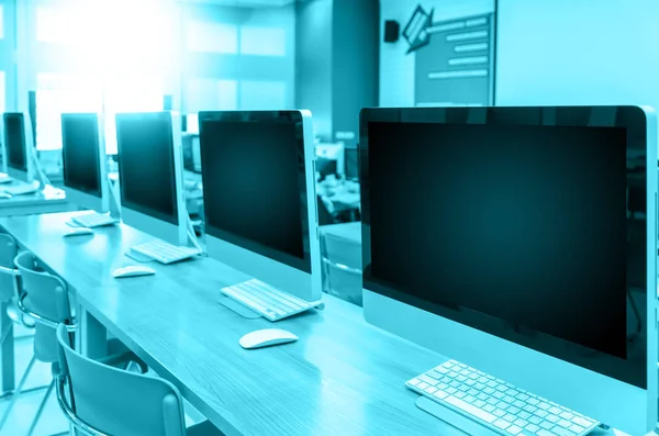 Row of computer monitors — Stock Photo, Image