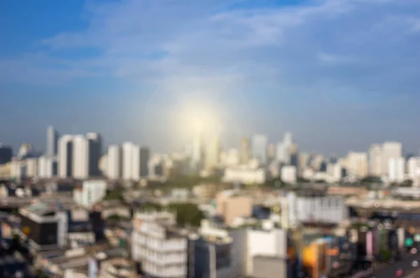 Paisagem urbana turva sob o céu azul — Fotografia de Stock