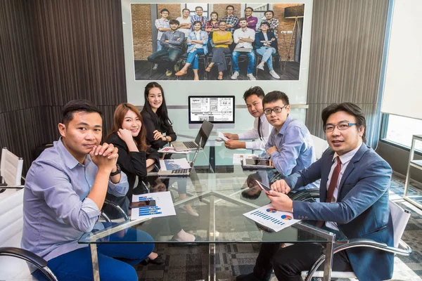 Equipe de negócios tendo videoconferência — Fotografia de Stock