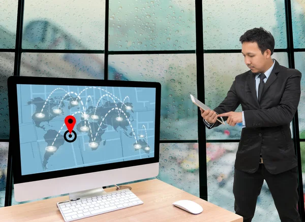 Asiatiska affärsman med hjälp av Tablet PC — Stockfoto