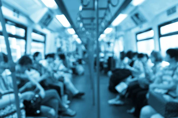 Пассажиры, использующие смартфоны в поезде — стоковое фото