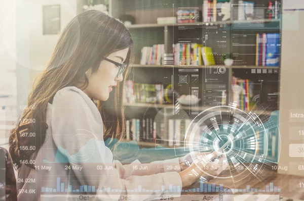 Hermosa mujer de negocios en el lugar de trabajo con teléfono inteligente —  Fotos de Stock