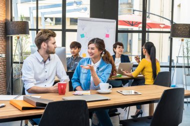 Modern ofiste çalışan iş adamları