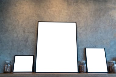 fotoğraf çerçeveleri ve kahve cam kavanoz