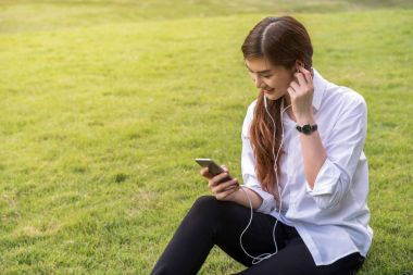  genç kadın müzik dinleme