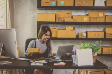 Online alışveriş mağazası için çalışan kadın
