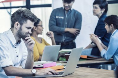 Modern ofiste çalışan iş adamları