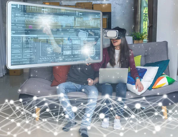 Homem e mulher em óculos de realidade virtual — Fotografia de Stock