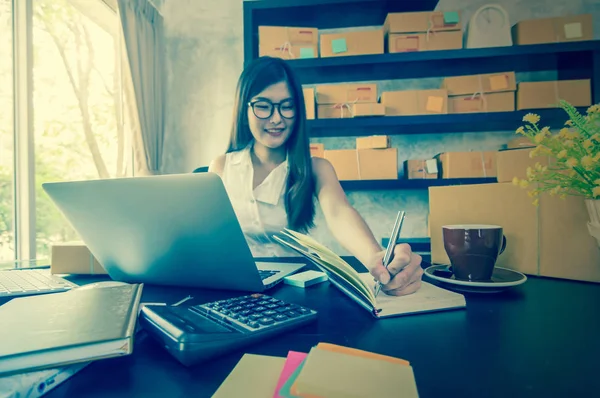 Mujer preparando productos para la tienda en línea —  Fotos de Stock