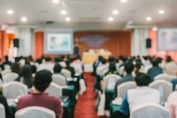 Sala conferenze con relatori sul palco — Foto Stock