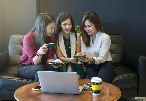 Aziatische vrouwelijke ondernemers kijken naar tabletten — Stockfoto