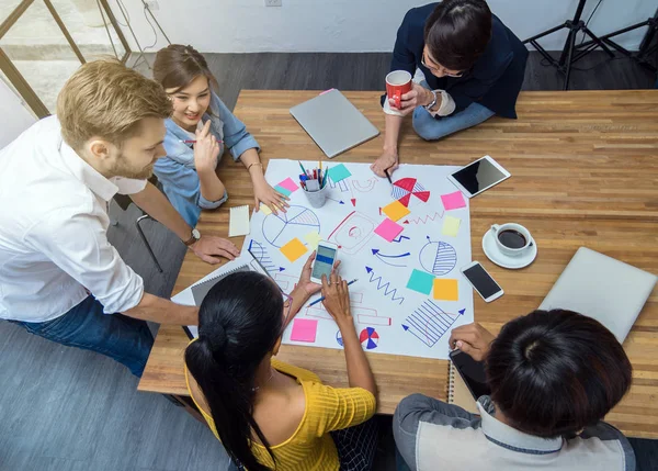 Geschäftsleute, die in modernen Büros arbeiten — Stockfoto