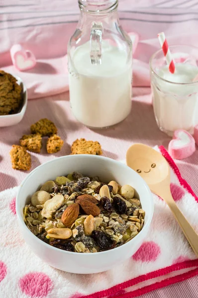 Granola de aveia em tigela branca — Fotografia de Stock