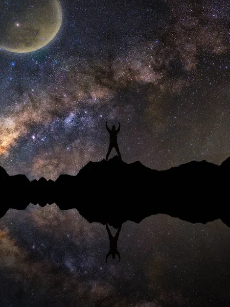 Людина з піднятими руками в небо — стокове фото