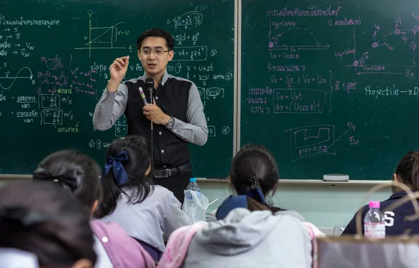Profesor dando lección a los estudiantes — Foto de Stock
