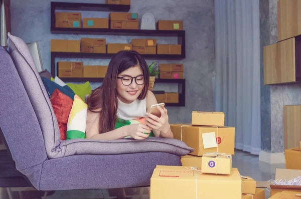 Woman working at home for online store — Stock Photo, Image