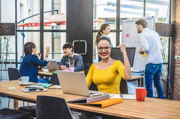 Modern ofiste çalışan iş adamları