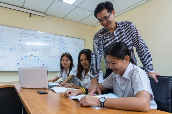 Profesor dando lección a los estudiantes —  Fotos de Stock