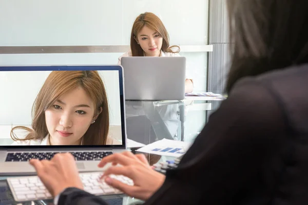 Geschäftsfrau nutzt Laptop für Telefonkonferenz — Stockfoto