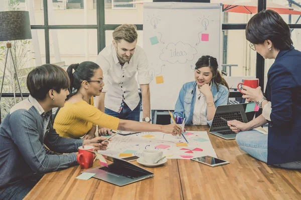 Modern ofiste çalışan iş adamları