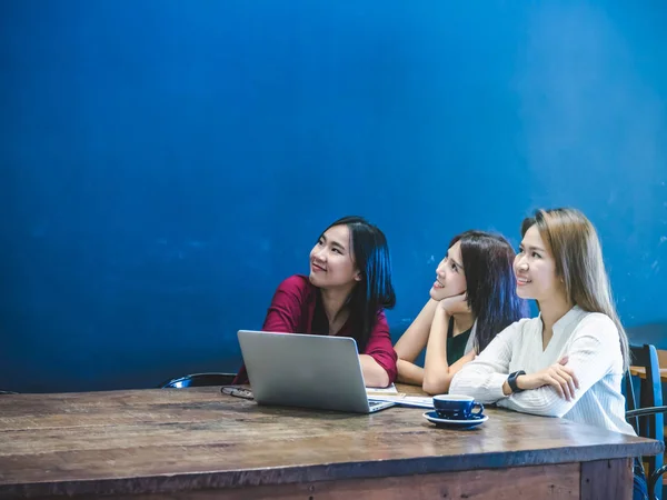 Groep van Aziatische vrouwelijke ondernemers — Stockfoto