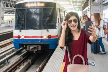 selfie smartphone tarafından çekici kadın yolcu 