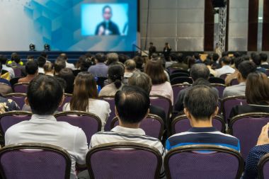 seyirci sahnede hoparlörlerle