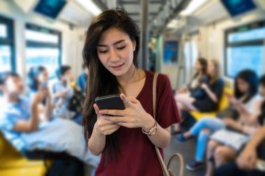 Smartphone kullanarak kadın yolcu 