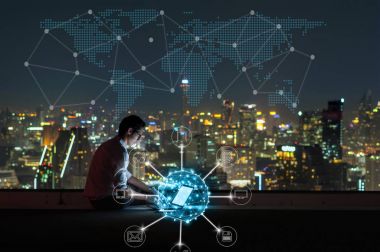 işadamı için online alışveriş dizüstü bilgisayar kullanarak