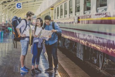 Seyahat etmek tren istasyonunda harita tutarak