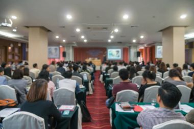 Sahne Alanı'nda hoparlörlerle konferans salonu