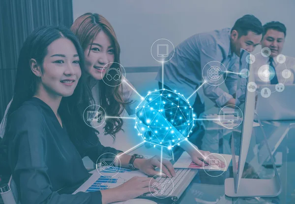 Gente de negocios trabajando con el ordenador portátil — Foto de Stock