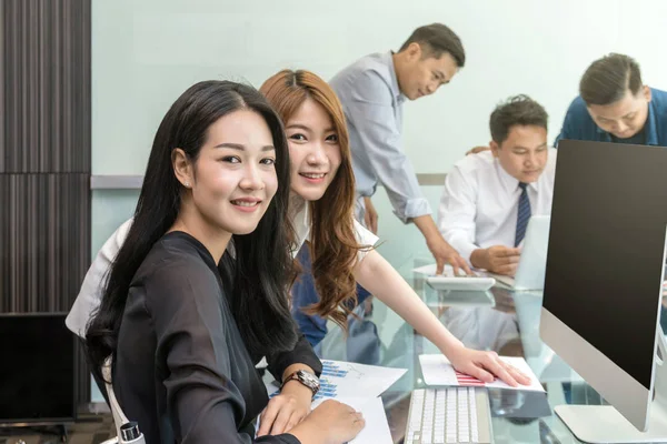 Gente de negocios que trabaja en la oficina moderna —  Fotos de Stock