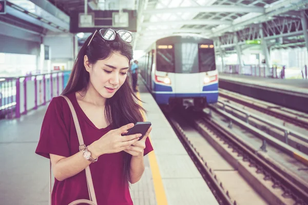 Akıllı telefon kullanan kadın