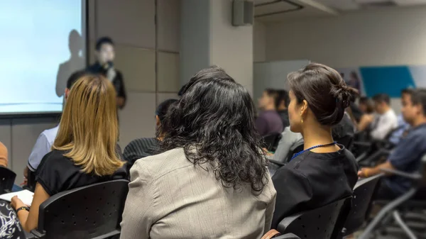 Sahnede mikrofonlu hoparlör