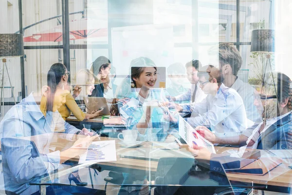 Uomini d'affari che lavorano in uffici moderni — Foto Stock