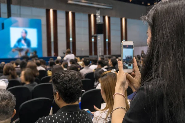 Pubblico con relatori sul palco — Foto Stock