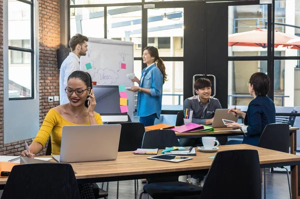 Forretningsfolk, der arbejder i moderne kontor - Stock-foto