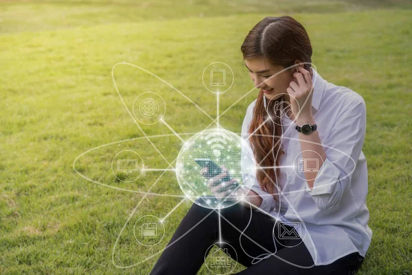 Junge Frau hört Musik — Stockfoto