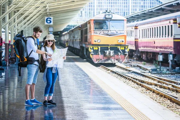 Haritaya bakarak seyahat etmek tren istasyonu