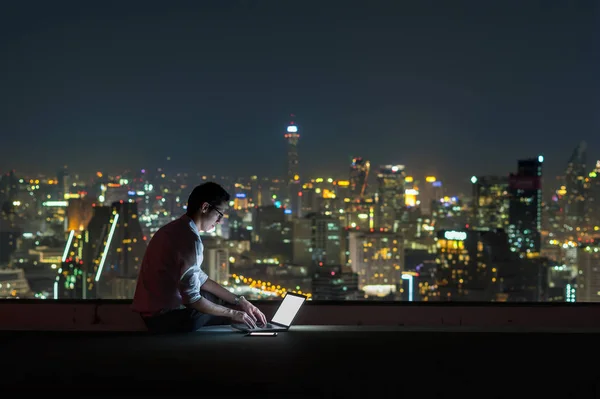 Asiatische Geschäftsmann mit Laptop — Stockfoto