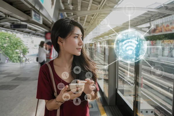 Asiatico donna passeggero utilizzando smartphone — Foto Stock