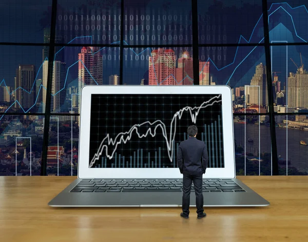 Empresário em pé na frente do laptop — Fotografia de Stock
