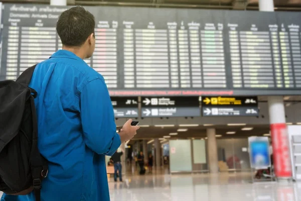 Gezgin bilgi ekranına bakarak